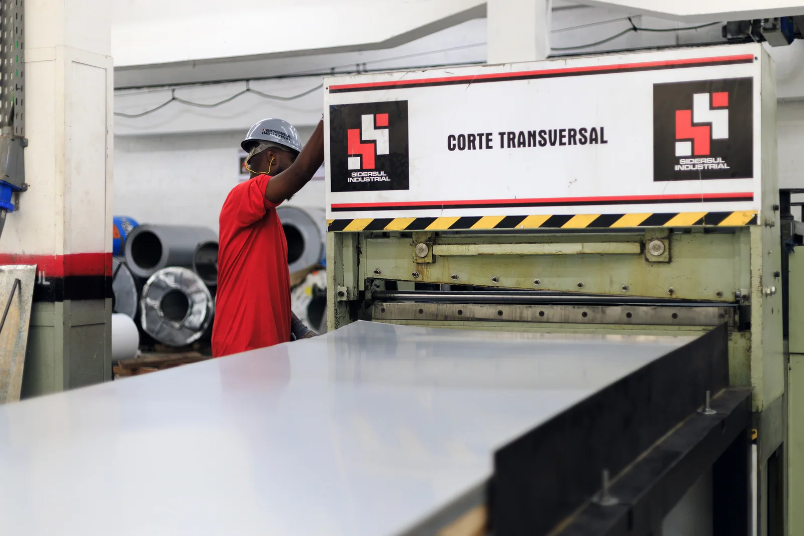 Produção de chapas metálicas na Sidersul Industrial